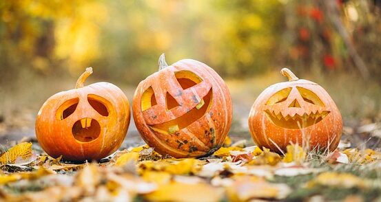 道に置かれた3つのハロウィン用のカボチャ